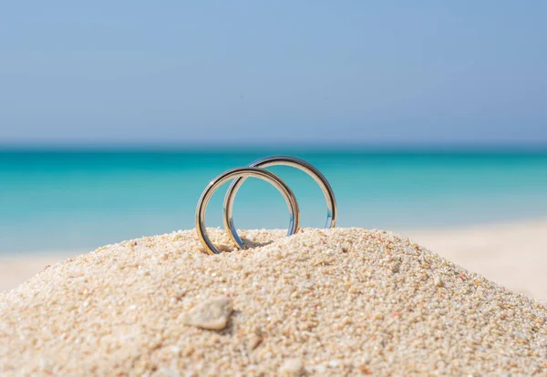 Par Bandas Anel Casamento Ouro Branco Jóias Areia Praia Tropical — Fotografia de Stock