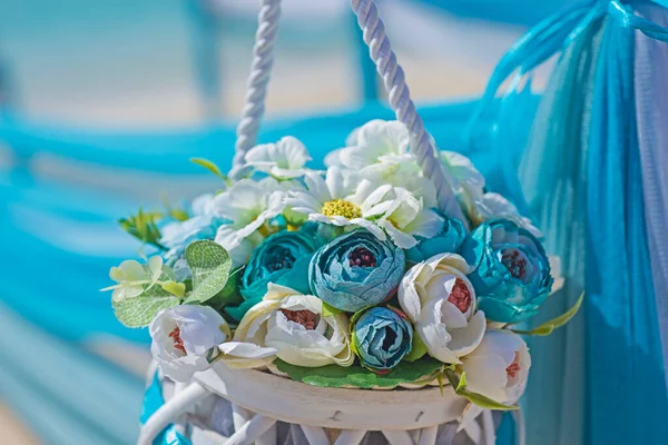 Einrichtung Des Hochzeitstages Hochzeitsgang Mit Vorhängen Und Blumenstrauß Tropischen Sandstrand — Stockfoto