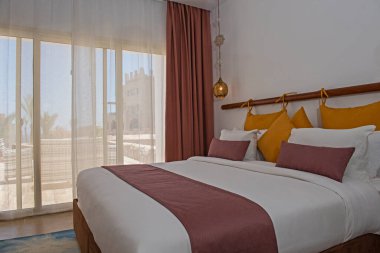 Lüks mobilyaların iç dizayn dekorasyonu ev yatak odasını gösteriyor ve balkon teraslı çift kişilik yatak.