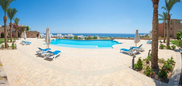 Vue Panoramique Sur Une Grande Piscine Extérieure Dans Hôtel Tropical — Photo