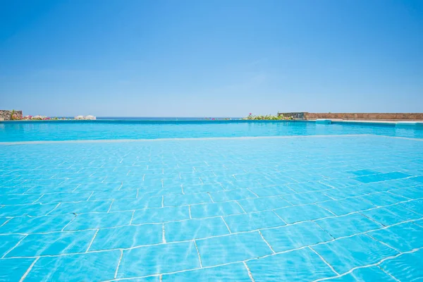 大型户外无限大游泳池位于豪华热带酒店度假胜地 海景尽收眼底 — 图库照片