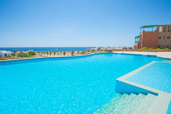 观景大型户外游泳池在一个豪华热带酒店度假胜地与棕榈树 — 图库照片