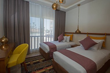 Lüks mobilyaların iç dizayn dekorasyonu, ev odası, mobilyalar ve balkon teraslı ikiz yataklar.