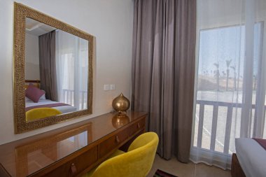 Lüks mobilyaların iç dizayn dekorasyonu ev yatak odasını gösteriyor ve tuvalet masalı çift kişilik yatak.