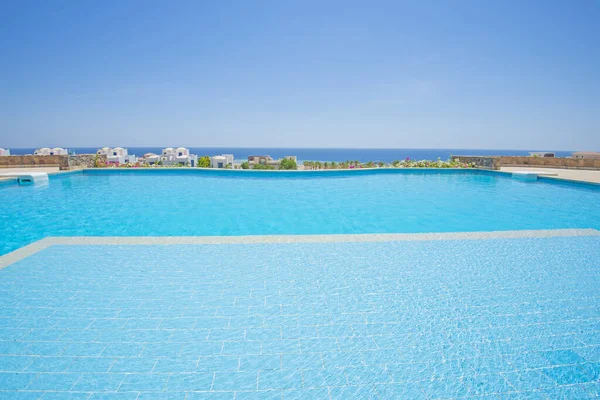 Gran Piscina Infinita Aire Libre Complejo Hotelero Tropical Lujo Con —  Fotos de Stock