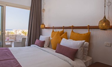 Lüks mobilyaların iç dizayn dekorasyonu ev yatak odasını gösteriyor ve balkon teraslı çift kişilik yatak.