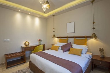 Lüks mobilyaların iç tasarım dekorasyonu. Mobilyaları ve çift kişilik yatağı gösteriyor.