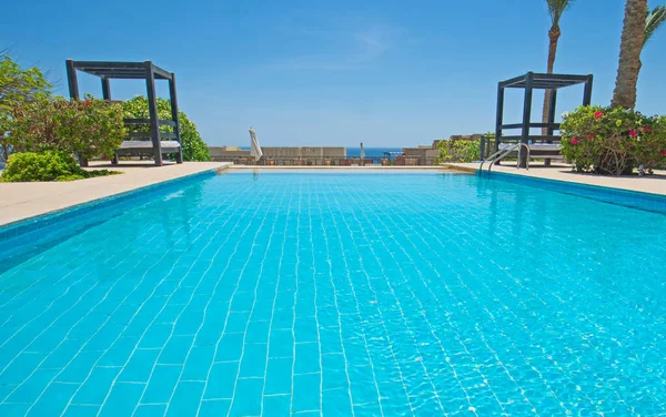 Gran Piscina Infinita Aire Libre Hotel Tropical Lujo Con Jardín —  Fotos de Stock