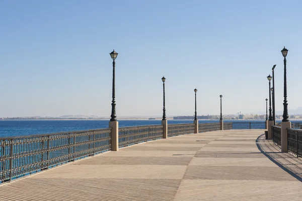 Kavisli pier bir tropikal tatil — Stok fotoğraf