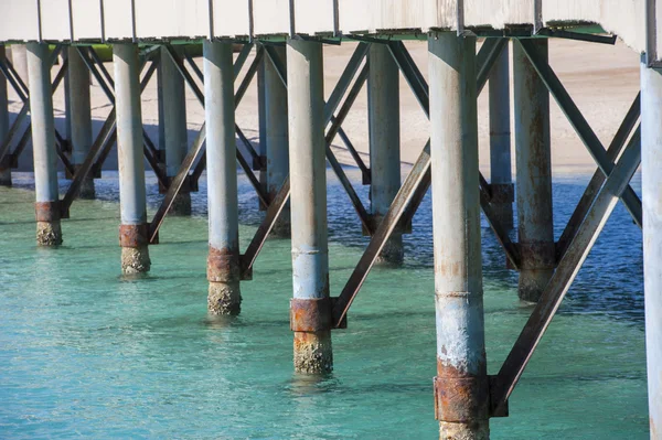 Close-up detail van metalen pier ondersteunt — Stockfoto