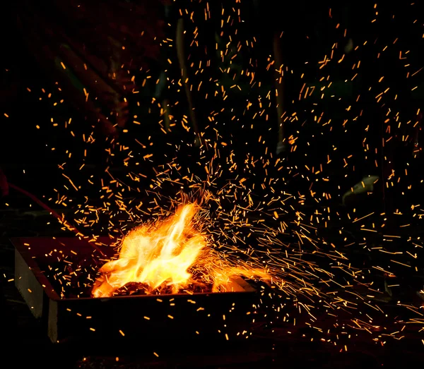 Grillfeuer mit Funken — Stockfoto