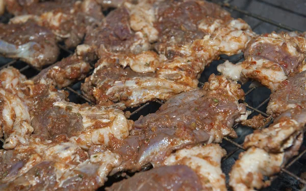 Bifes de carne cozinhando em um churrasco — Fotografia de Stock
