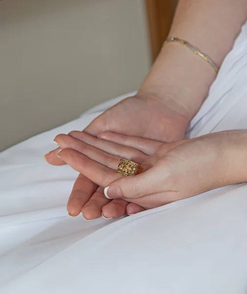 Closeup of bride holding old gold ring — Stock Photo, Image