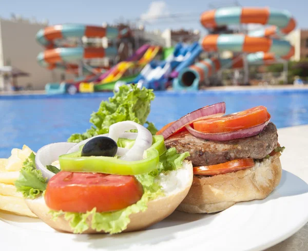 Primo piano di hamburger di manzo con insalata — Foto Stock