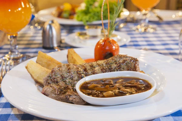 Bife de carne com farinha de molho de cogumelos — Fotografia de Stock