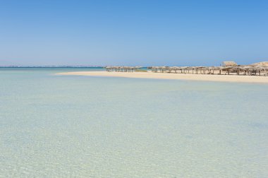 Tropikal bir ada manzarası