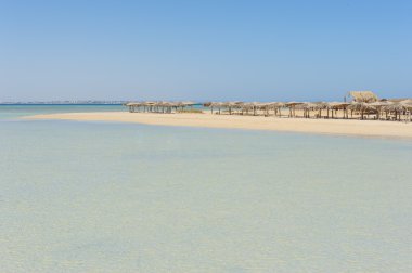 Tropikal bir ada manzarası