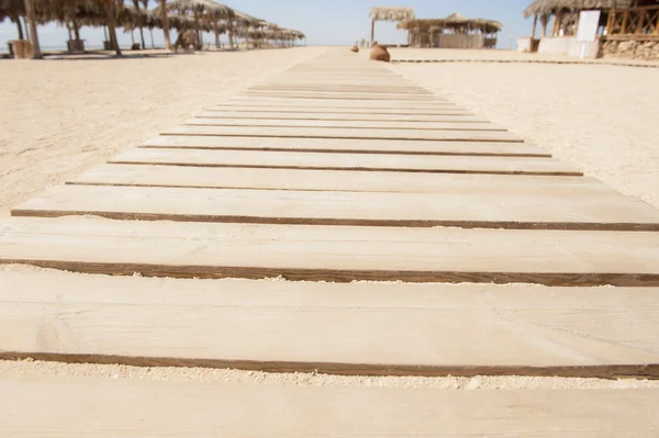 Houten loopbrug op een strand — Stockfoto