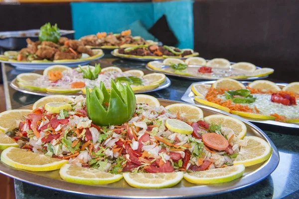 Indsamling af mad retter på buffet - Stock-foto