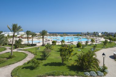 Tropikal resort Yüzme Havuzu üzerinde göster