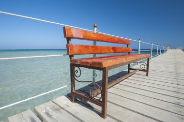 Tropikal iskele üzerinde ahşap Bank