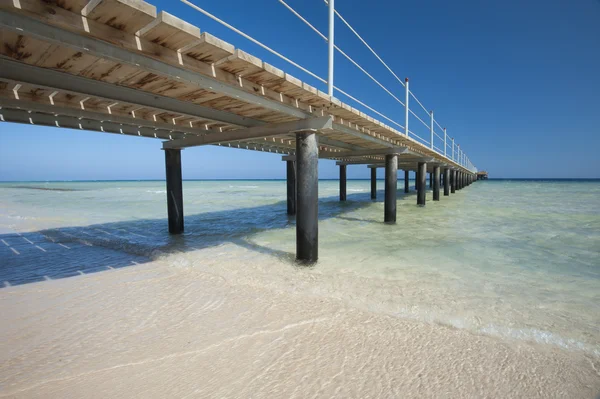 Trä brygga på tropical beach — Stockfoto