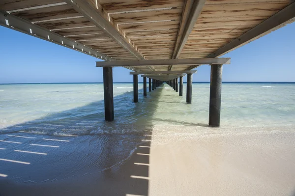 Drewniane molo na tropikalnej plaży — Zdjęcie stockowe
