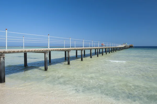 Drewniane molo na tropikalnej plaży — Zdjęcie stockowe