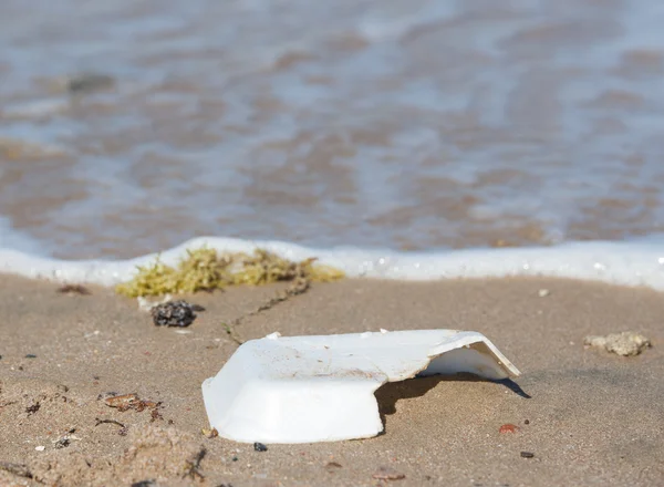 Śmieci na piaszczystej plaży — Zdjęcie stockowe