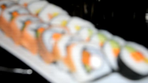 Суши на выставке в ресторане — стоковое видео