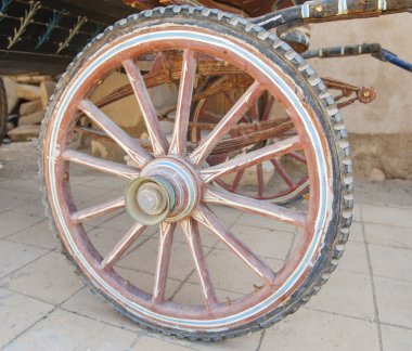 Eski ahşap taşıma tekerleği closeup