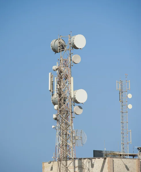 Telecommunications tower with dishes — Stock Photo, Image