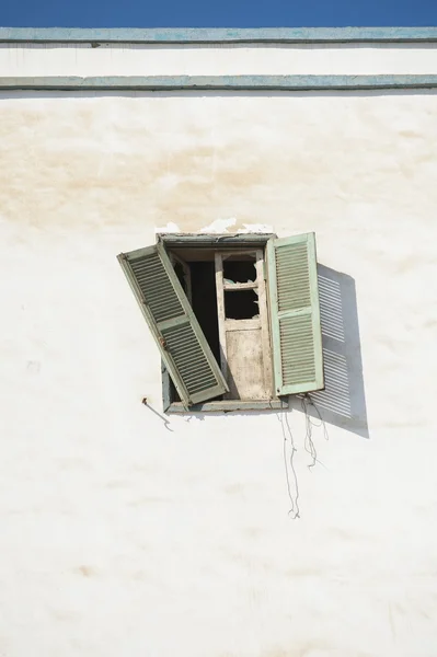 Broken window in old derelict house — Stock Photo, Image