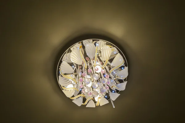 Sierlijke plafond licht in appartement — Stockfoto