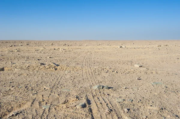 Utwory pojazdu poprzez jałową pustynię — Zdjęcie stockowe