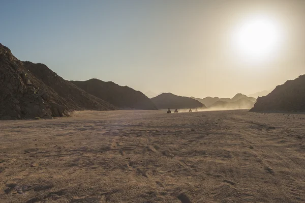 Safari in quad attraverso il deserto roccioso — Foto Stock