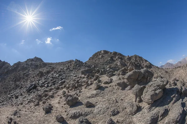 Rocky desert mountain with blue sky background — Stock Photo, Image