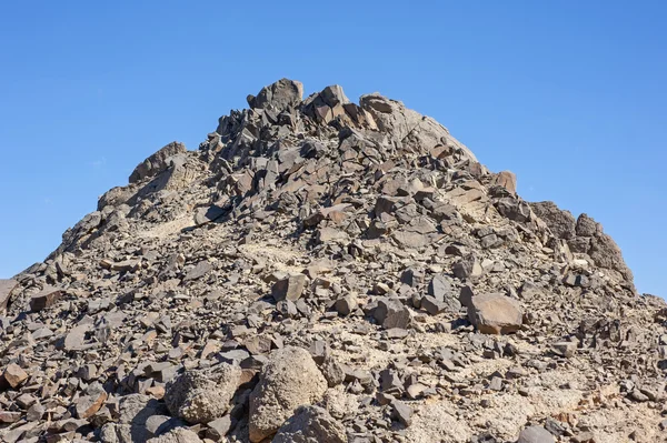 Montaña rocosa del desierto con fondo azul del cielo —  Fotos de Stock