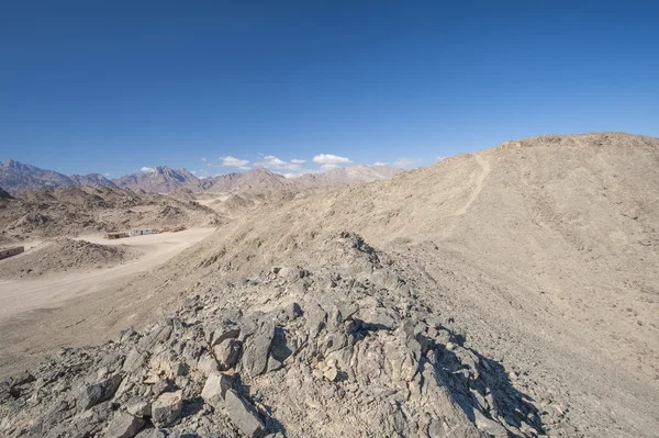 Rocky desert landscape with mountains — Stock Photo, Image