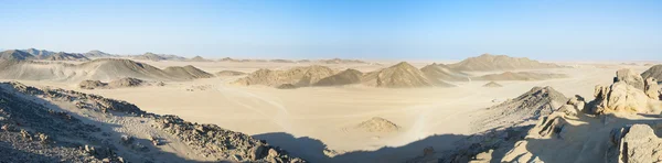 Paisaje rocoso del desierto con montañas —  Fotos de Stock