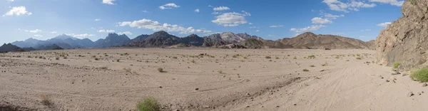 Rocky desert landscape with mountains — Stock Photo, Image