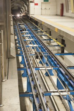 Bir yeraltı metro istasyonu parça