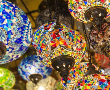 Süslü lambaları bir pazarda asılı