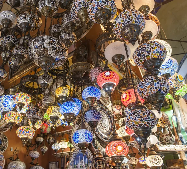 Zdobené lampy, zavěšené na trhu — Stock fotografie