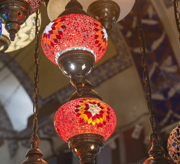 Lampade ornate appese ad un mercato — Foto Stock