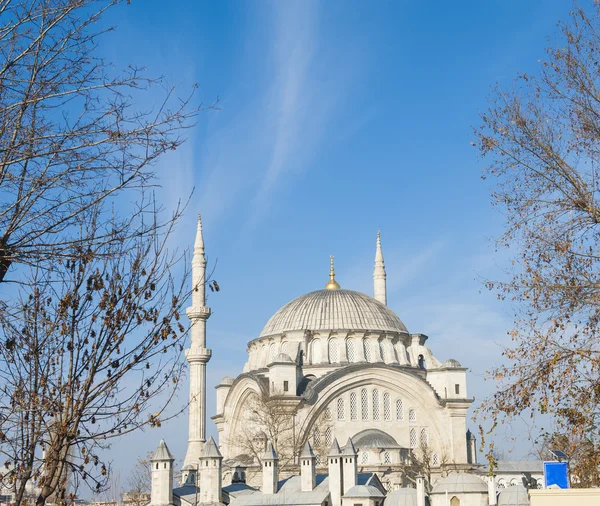 Мечеть на фоне голубого неба — стоковое фото