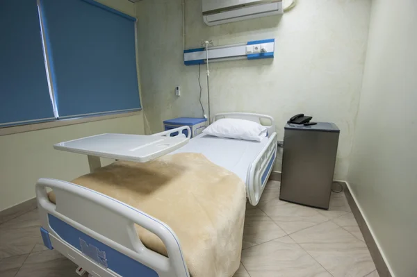 Bed in een ziekenhuis ward — Stockfoto