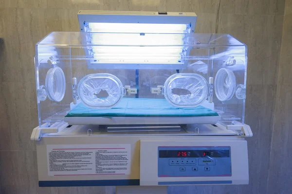 在医院病房的婴儿培养箱 — 图库照片