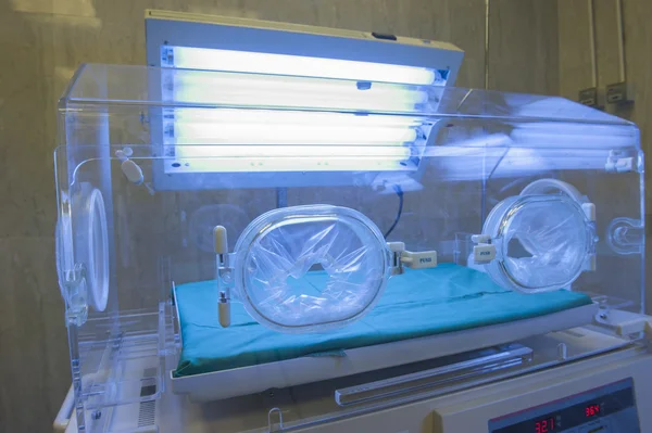 Инкубатор для младенцев в больничной палате — стоковое фото