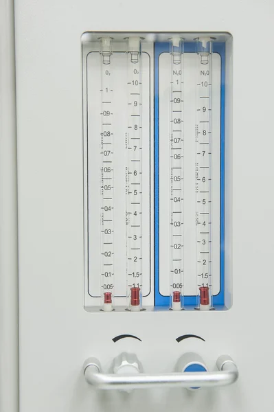 Caudalímetro en la máquina anestésica del hospital médico — Foto de Stock